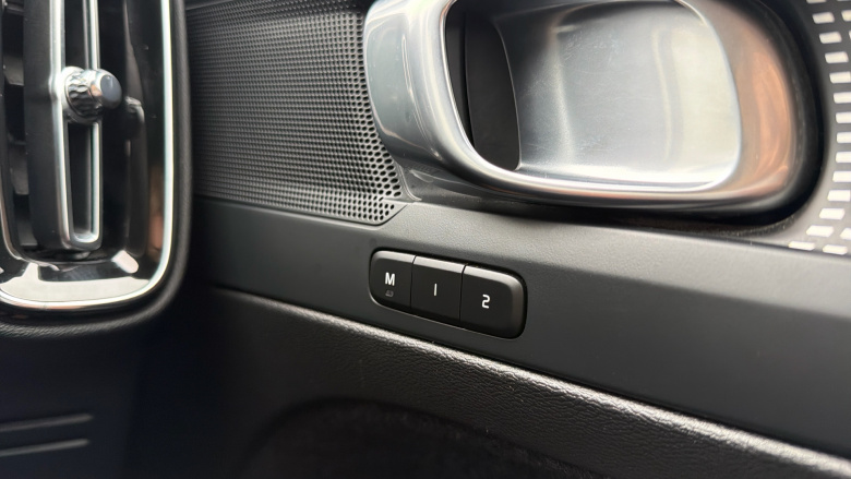 Volvo XC40 2.0 B4P Plus Dark 5dr Auto Petrol Estate